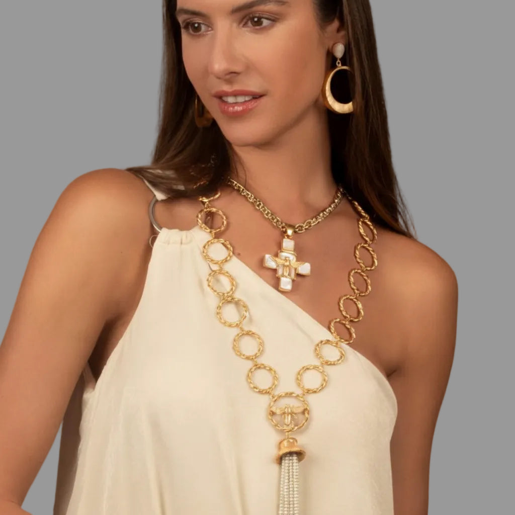 NCE 1198 NIIKI PARIS Boucles d’oreilles perles nacrées Tout les bijoux NIIKI indisponibles sont en précommande dans un délai de 15 jours ouvrables voir en privé avec Laetitia .