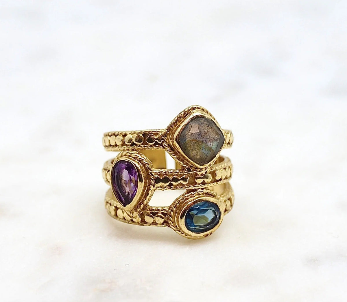 NCR061G NIIKI PARIS bague Elena plaqué or pierres semi-précieuses améthyste/iolite/hydro /labradorite/zirkon Tout les bijoux NIIKI indisponibles sont en précommande dans un délai de 15 jours ouvrables voir en privé avec Laetitia .