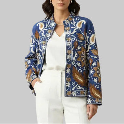 Veste brodée A8454 – veste courte femme à motifs floraux et arabesques en relief, nuances ivoire bronze et turquoise, tissu structuré aspect suédé, pièce bohème chic pour une tenue originale