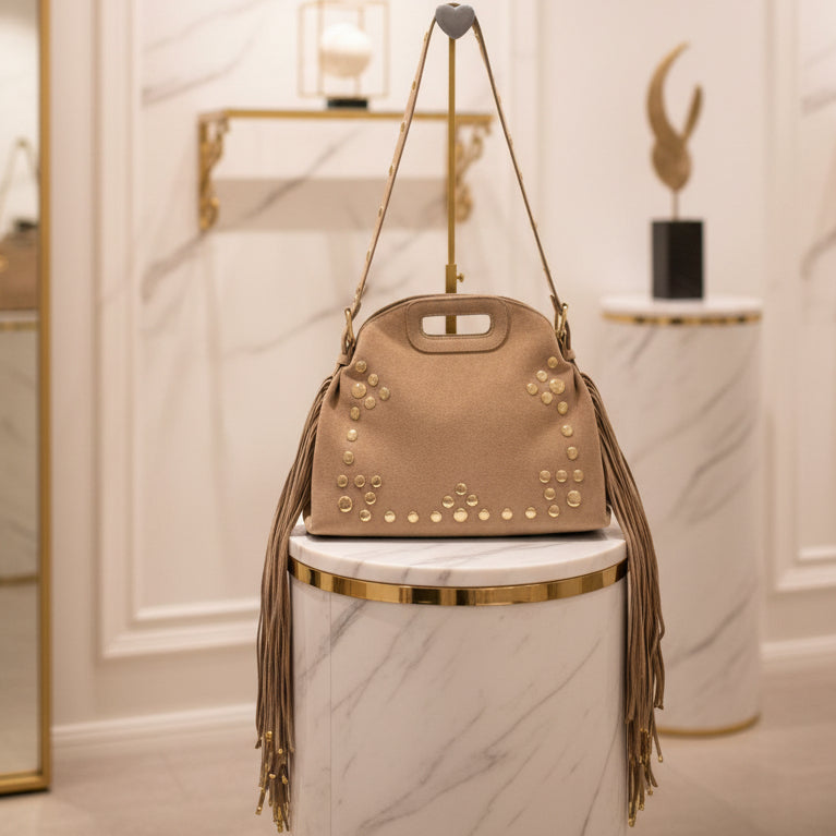 SAC à main bohème chic BO6778  en suédine  avec franges latérales fluides, clous dorés décoratifs et bandoulière à œillets métalliques pour un look rock vintage tendance et irrésistible