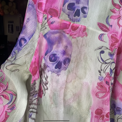 Chemise artistique 409 – chemisier femme Missy en voile transparent, motifs de crânes stylisés roses et violets, strass et paillettes, coupe fluide à col classique pour un look rock chic