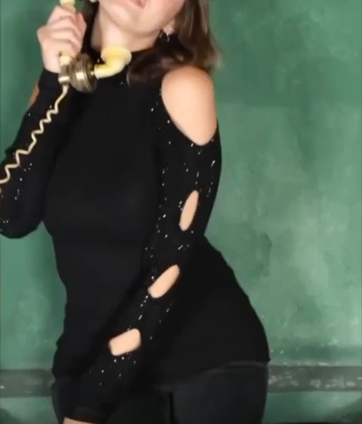 2069 Top de luxe parsemé de strass noir tout alvéolé sur les épaules et bras dos nu pour un côté sexy