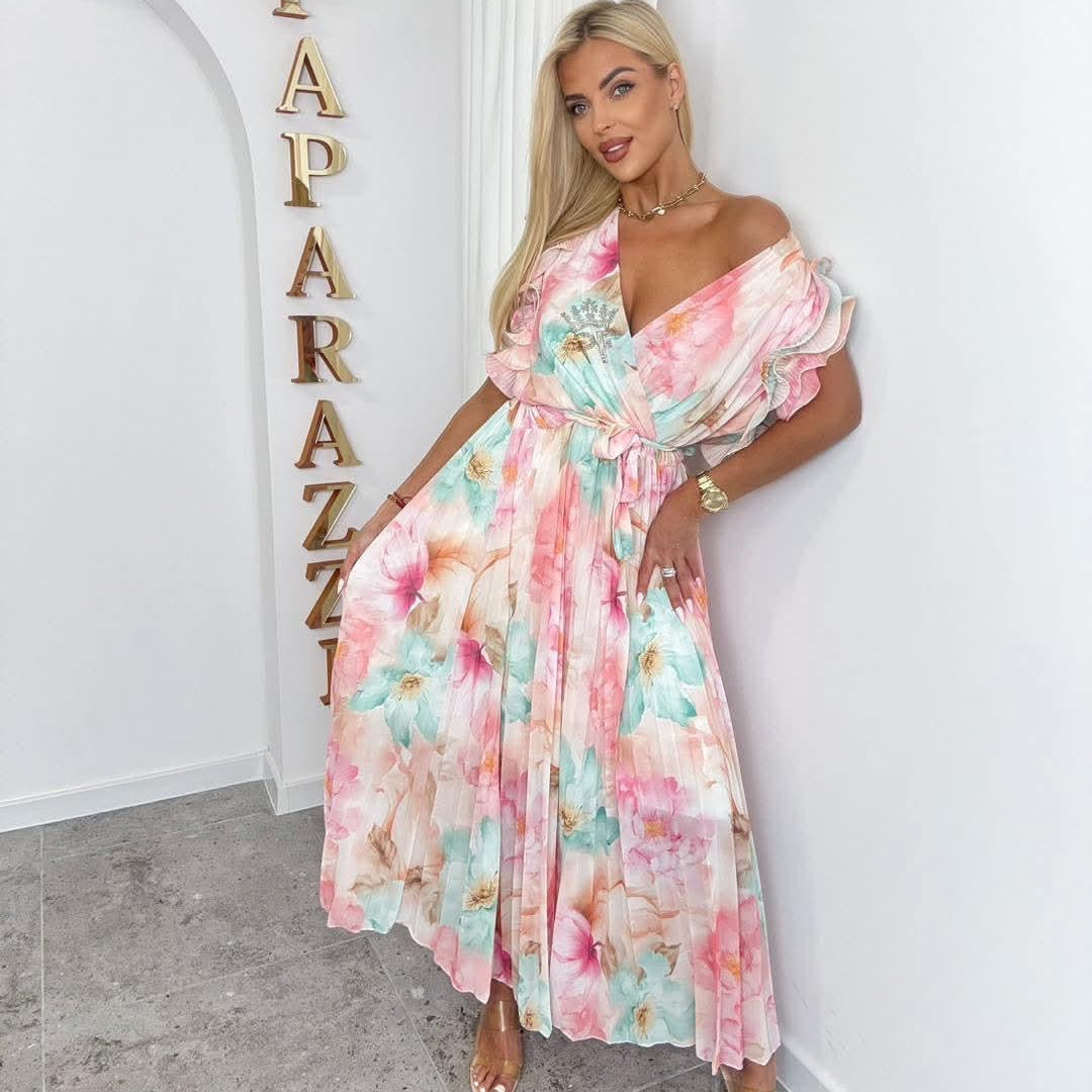 PAPARAZZI robe longue plissée à fleurs 2142  : l’élégance vaporeuse en mousseline pour vos soirées d’été, avec son décolleté en v plongeant et ses manches à volants, une pièce unique pour un look romantique et sophistiqué.