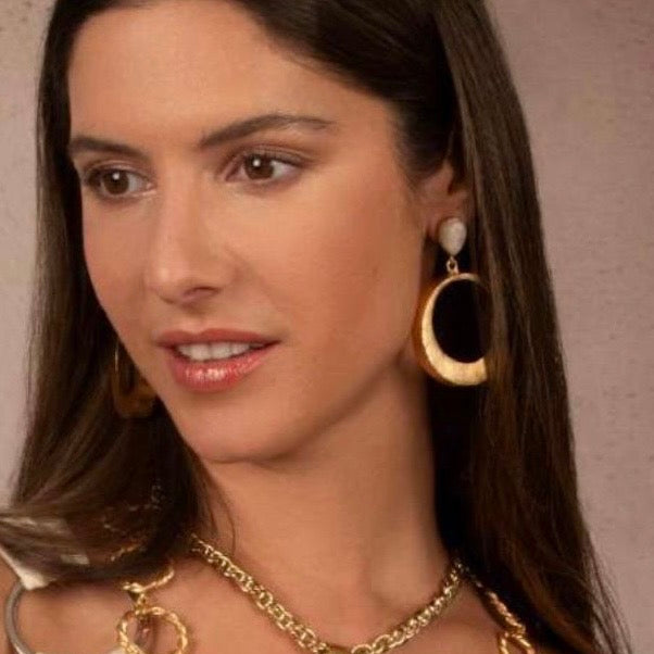 NCE 1198 NIIKI PARIS Boucles d’oreilles perles nacrées Tout les bijoux NIIKI indisponibles sont en précommande dans un délai de 15 jours ouvrables voir en privé avec Laetitia .