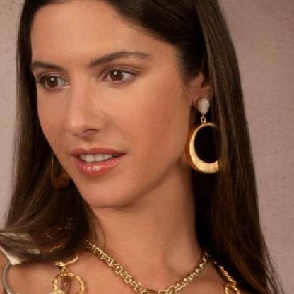 NCE 1198 NIIKI PARIS Boucles d’oreilles perles nacrées Tout les bijoux NIIKI indisponibles sont en précommande dans un délai de 15 jours ouvrables voir en privé avec Laetitia .