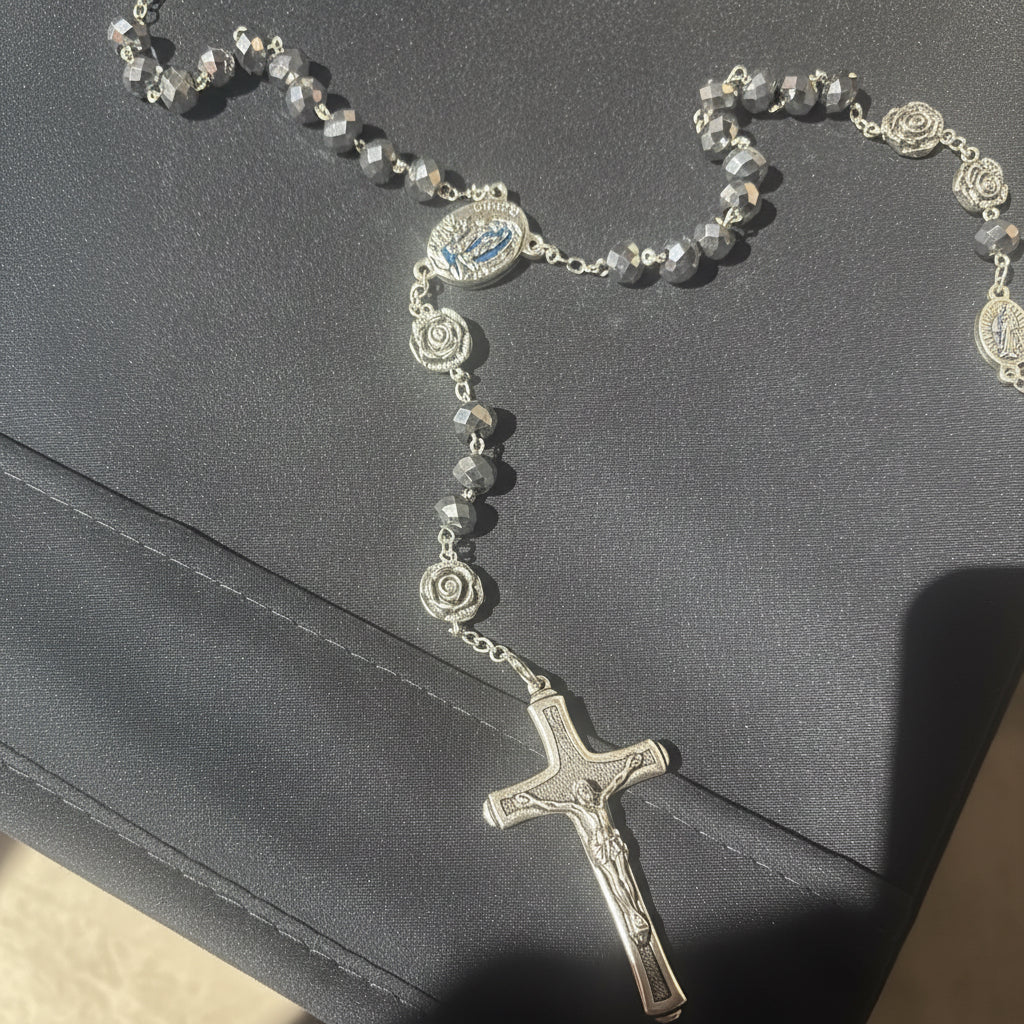 chapelet argenté avec perles gris miroir facettées, médaille de la vierge sertie contenant de l&