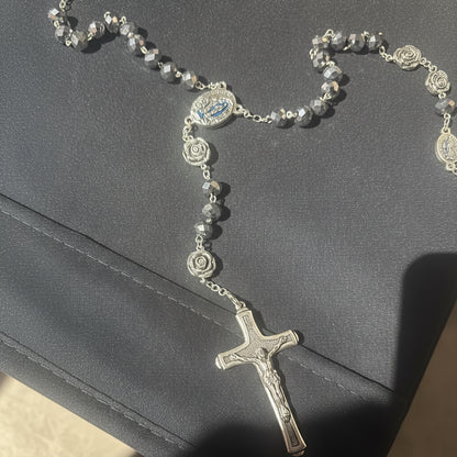 chapelet argenté avec perles gris miroir facettées, médaille de la vierge sertie contenant de l&