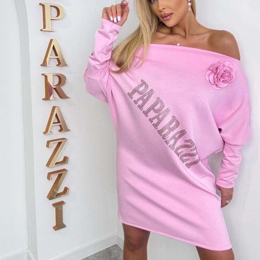 PAPARAZZI 799  robe tunique glamour à épaules dénudées : coupe over size confortable, détails fleur 3d élégante et logo strass scintillant – le look chic et féminin indispensable pour rayonner cette saison !