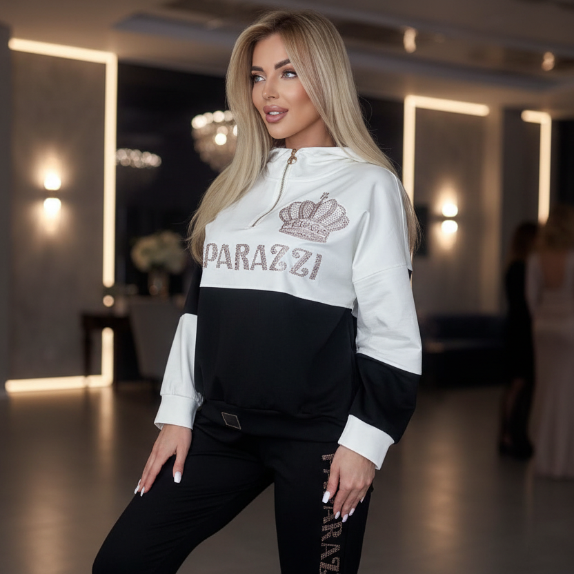 Paparazzi Fashion 0082 Ensemble glamour tenue femme blanche deux pièces avec sweat à capuche, ailes en strass dorés, manches bouffantes et taille réglable par cordon, style sport chic tendance tenue femme tendance et élégante pour le q