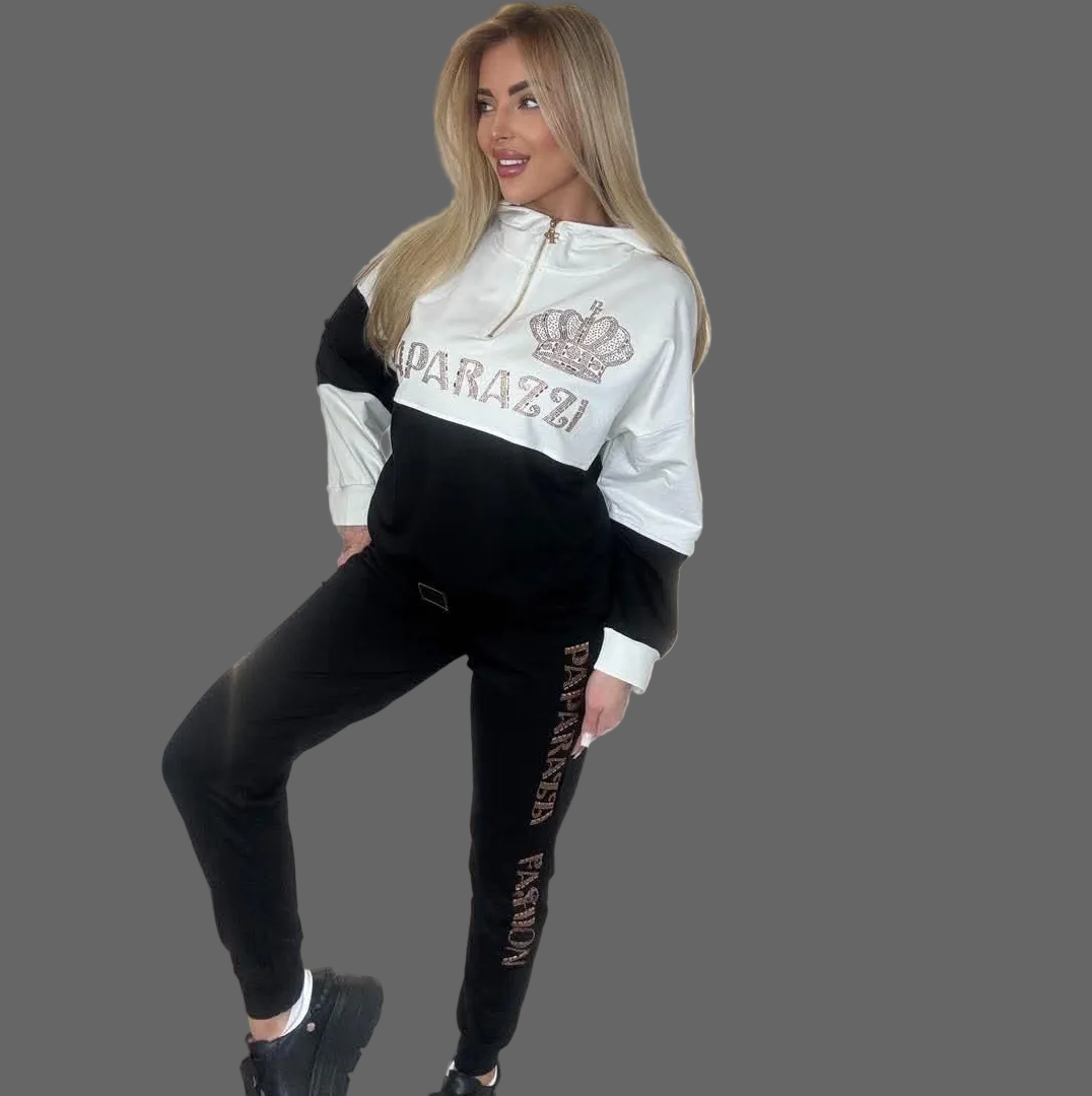 Paparazzi Fashion 0082 Ensemble glamour tenue femme blanche deux pièces avec sweat à capuche, ailes en strass dorés, manches bouffantes et taille réglable par cordon, style sport chic tendance tenue femme tendance et élégante pour le q