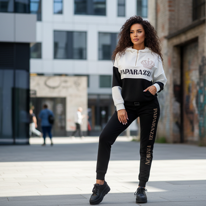 0082 PAPARAZZI ensemble sweat à capuche blanc chic avec ailes en strass dorés - coupe oversize ajustable à la taille et détails bijoux Paparazzi - style urbain glamour et confort premium