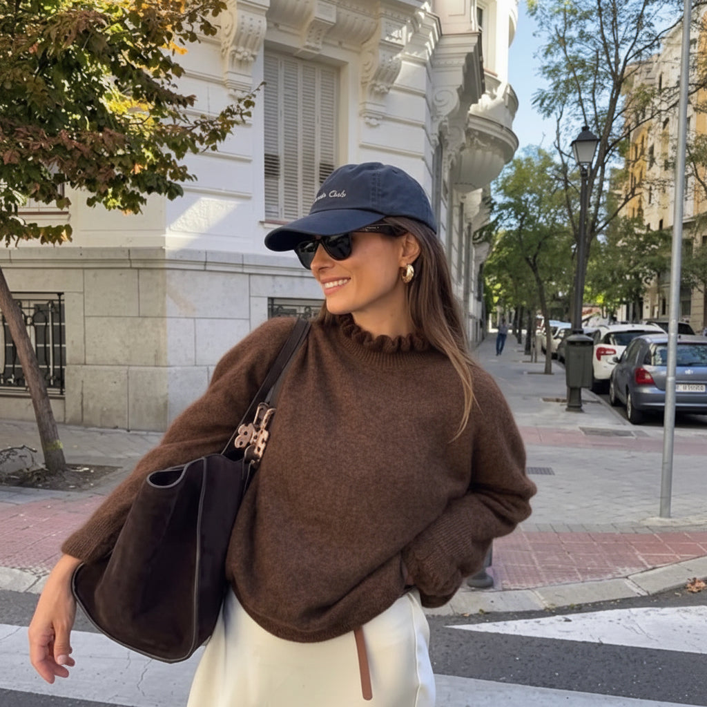 Pull romantique U6081 – pull femme en maille marron chocolat avec col montant volanté, manches bouffantes et poignets resserrés à volants, pièce chic pour les journées d&