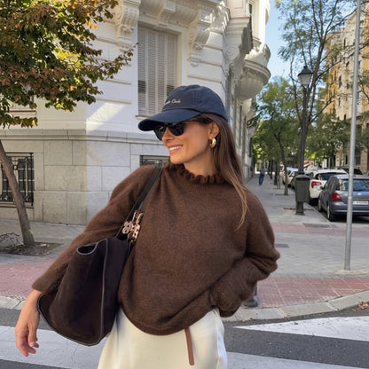 Pull romantique U6081 – pull femme en maille marron chocolat avec col montant volanté, manches bouffantes et poignets resserrés à volants, pièce chic pour les journées d&