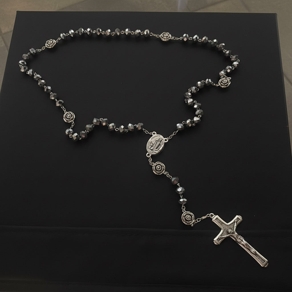 chapelet argenté avec perles gris miroir facettées, médaille de la vierge sertie contenant de l&