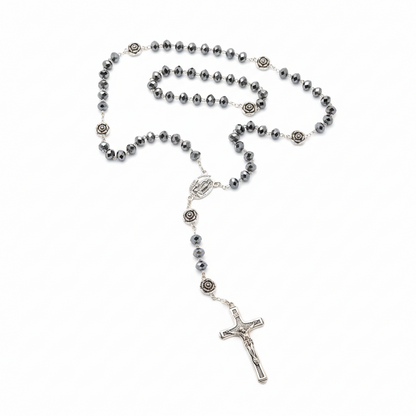 chapelet argenté avec perles gris miroir facettées, médaille de la vierge sertie contenant de l&