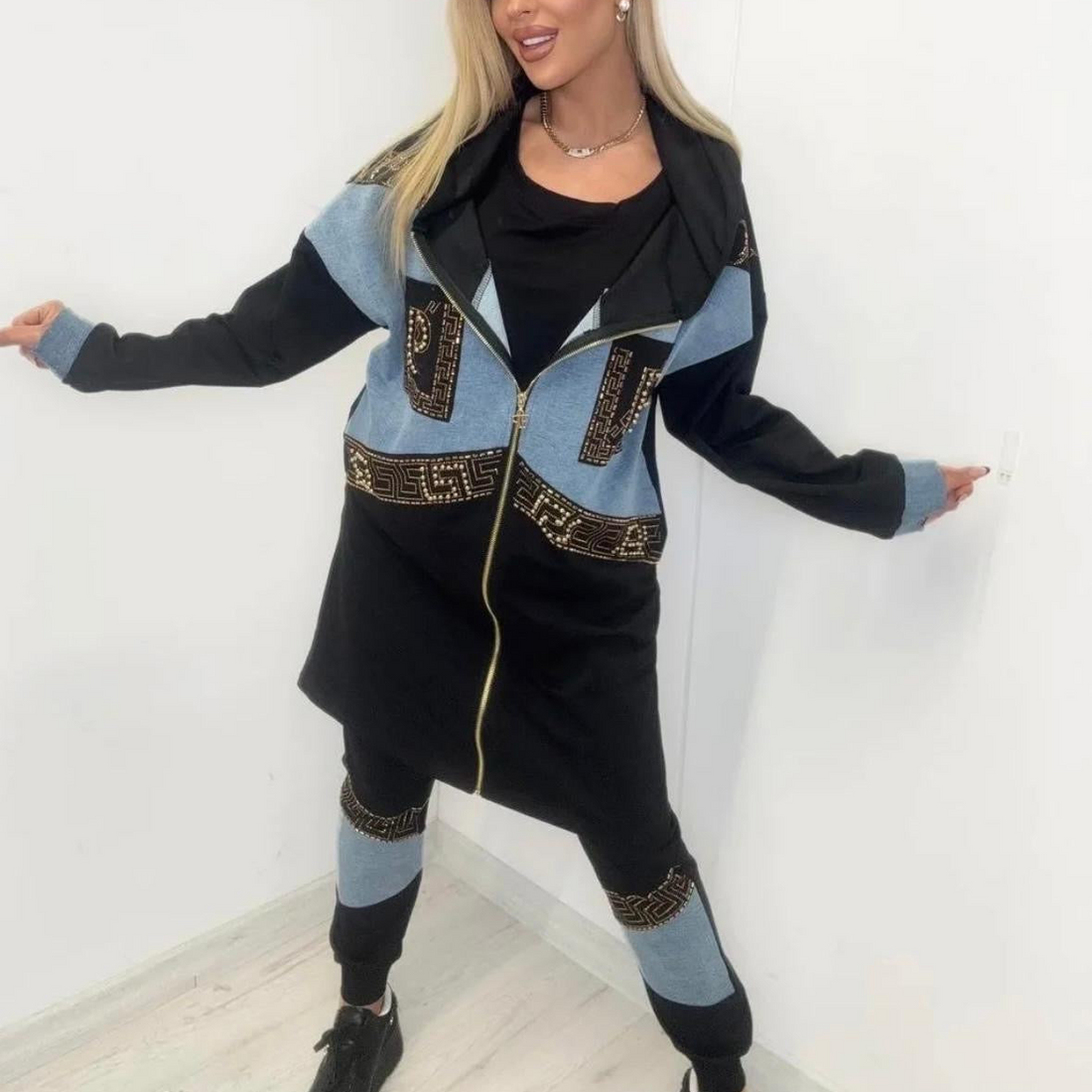 0057 PAPARAZZI Ensemble trois pièces bi-matieres pantalon resserré vers le bas en sweat et jeans et t-shirt veste longue fermée avec fermeture éclair avec des logos en strass dorés en sweat et jeans