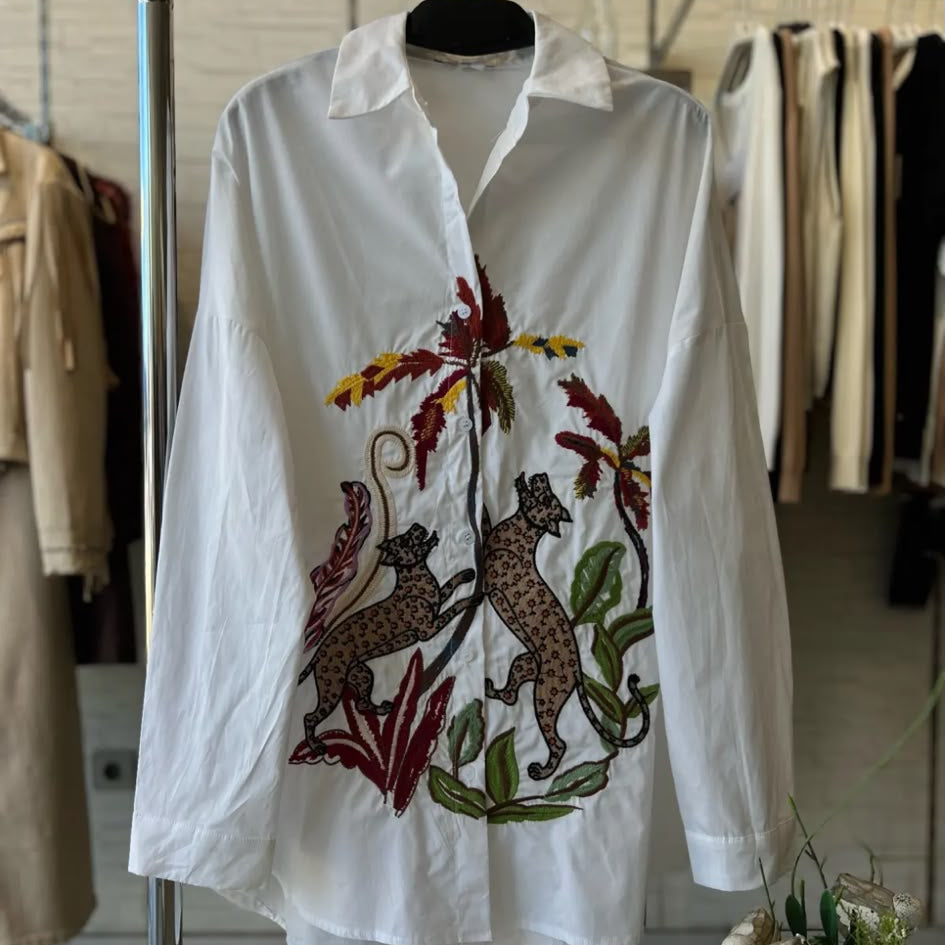 Chemisier jungle JH328097 – blouse oversize femme à motifs léopard et végétation tropicale, col classique et manches longues, style original bohème chic pour une tenue décontractée