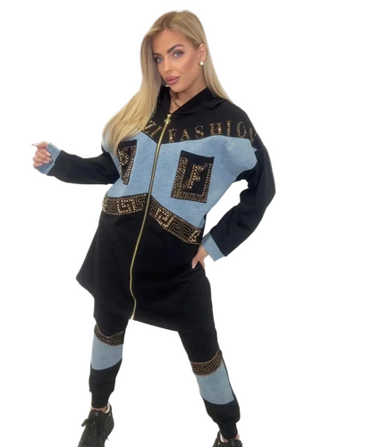 0057 PAPARAZZI Ensemble trois pièces bi-matieres pantalon resserré vers le bas en sweat et jeans et t-shirt veste longue fermée avec fermeture éclair avec des logos en strass dorés en sweat et jeans
