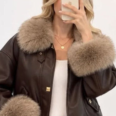 Blouson fourrure DA1100B / DA1100D – veste courte femme en similicuir avec col et poignets en fausse fourrure contrastée, coupe oversize et boutons dorés pièce de saison à associer avec un jean ou un pantalon ajusté pour un look urbain