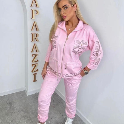 Paparazzi Fashion 0133 ensemble 2 pièces, jogging premium rose pastel veste zippée à strass &amp; pantalon ajusté,style urban chic &amp; glamour ""tenue de détente confortable et tendance pour femme vêtement femme tendance de la collection Pap