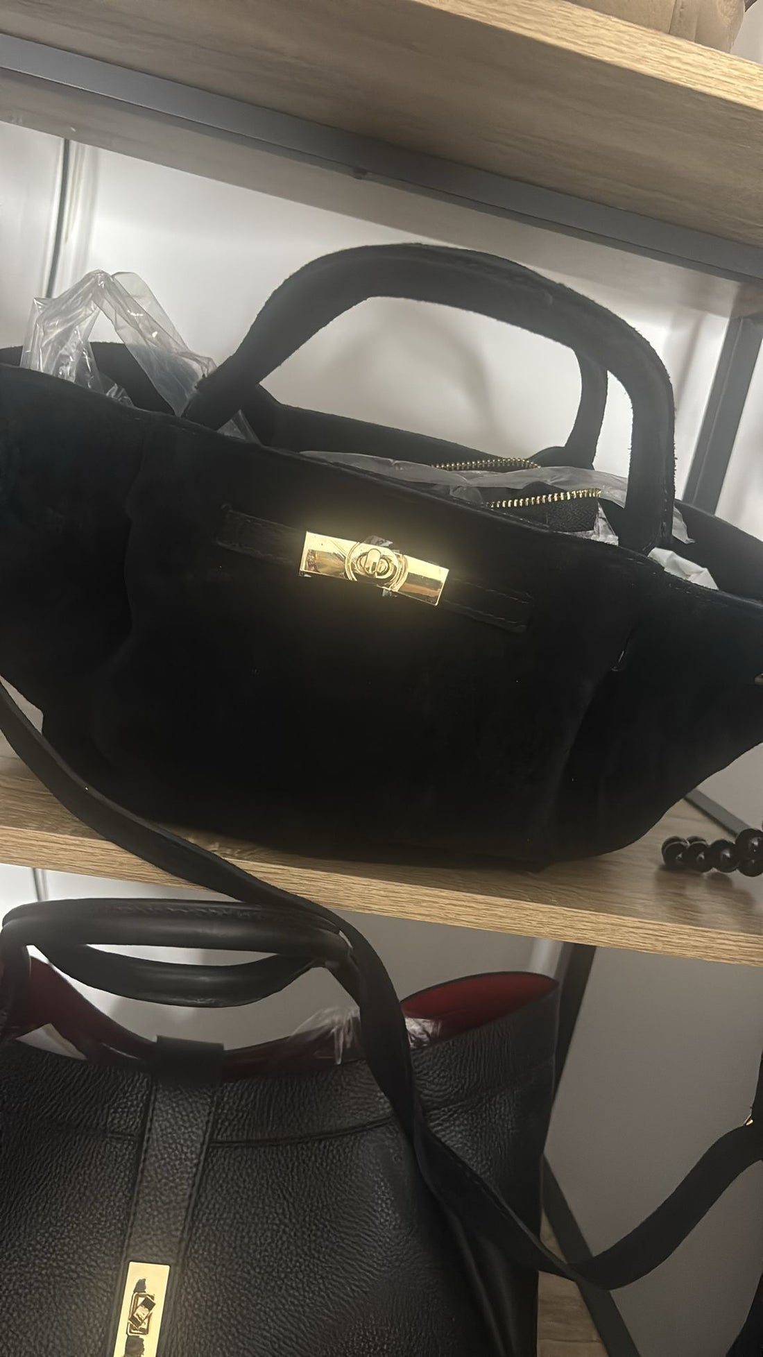 sac en daim(cuir retourné et traité) ￼ très bonne qualité avec une boucle DORE pour fermeture à se et bamdouiliere(30cm de large sur 20 de haut)