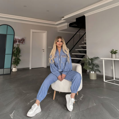 1048 tattu ensemble combinaison denim bleu clair premium style cargo chic avec détails strass étincelants coupe relax confortable tendance streetwear glamour outfit de luxe idéal printemps 2026