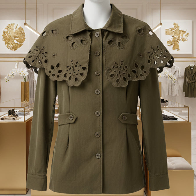 Veste raffinée MX083 – veste femme en suédine vert kaki avec collerette ajourée et ceinture, modèle élégant à porter sur un jean, une robe ou un pantalon pour un style chic et féminin en toute saison.