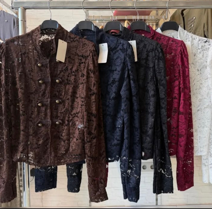 Chemisier dentelle 6916 – blouse femme à col montant et double boutonnage doré style officier, détails ajourés et coloris variés, allure romantique chic pour les sorties
