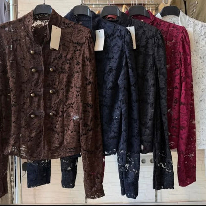 Chemisier dentelle 6916 – blouse femme à col montant et double boutonnage doré style officier, détails ajourés et coloris variés, allure romantique chic pour les sorties