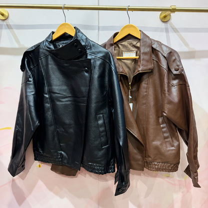 Bomber oversize 82216 – blouson femme en similicuir avec col montant, épaulettes, fermeture zippée et boutons-pression, poignets et taille bord-côte, style urbain chic