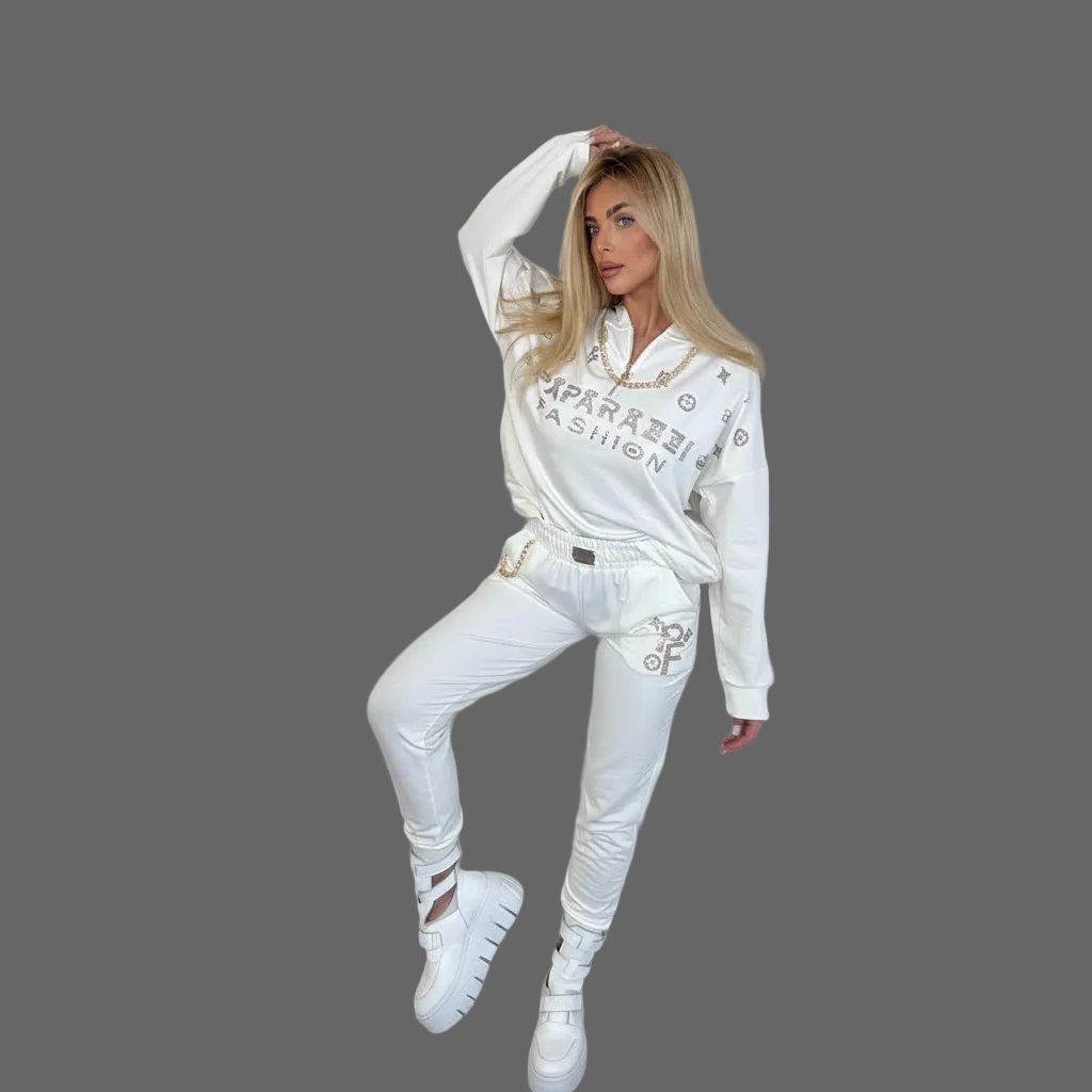 Jogging bijou 0081 – Paparazzi Fashion ensemble femme deux pièces en bleu ciel ou blanc selon disponibilité, haut zippé à capuche, chaîne dorée et logo strassé, style urbain chic et lumineux