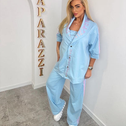 0129 PAPARAZZI sublimez votre allure avec cet ensemble trois pièces bleu ciel exclusif signé paparazzi, comprenant un pantalon fluide, un top bustier et une chemise oversize ornés de strass roses étincelants.