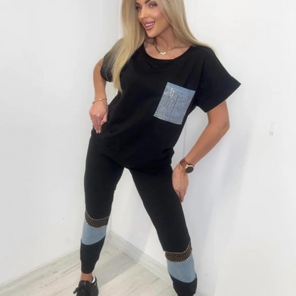 0057 PAPARAZZI Ensemble trois pièces bi-matieres pantalon resserré vers le bas en sweat et jeans et t-shirt veste longue fermée avec fermeture éclair avec des logos en strass dorés en sweat et jeans