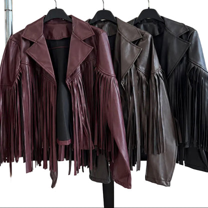 Perfecto frangé 12863 – veste courte femme en similicuir avec longues franges sur le devant, les manches et le dos, col à revers, style rock western bohème chic à associer à un jean ou une robe unie pour souligner ses franges décoratives