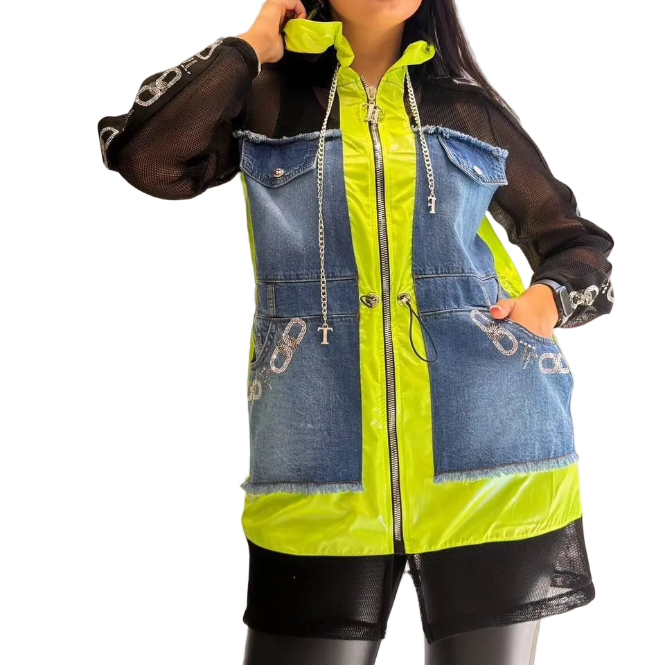 9045 TATU Veste longue zippée pouvant se porter en robe ou en tunique. Mélange harmonieux de jean, tissu léger et tulle fin qui apporte transparence et modernité. Capuche, poches fonctionnelles et coupe actuelle pour un style urbain chic et tendance.