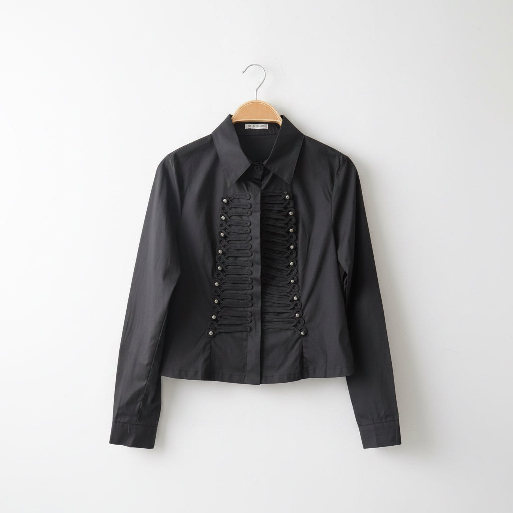 Chemise officier MA3297 – chemise blanche femme à boutonnage décoratif style militaire sur le devant, col classique et manches longues, coupe structurée chic pour le bureau et les sorties