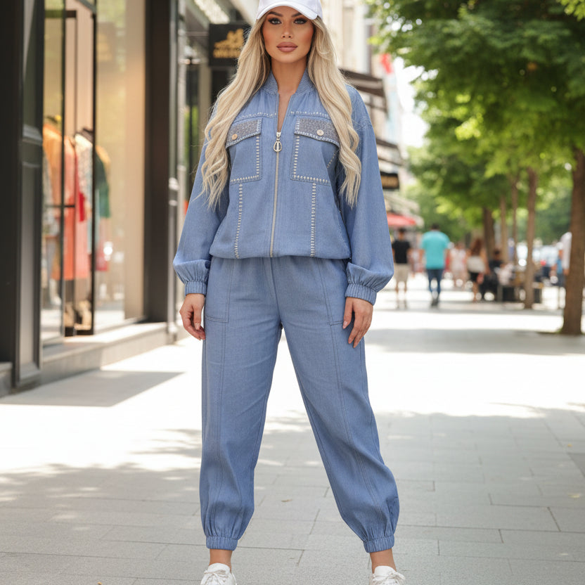 JOGGING TATU FASHION 1048 denim bleu clair premium style cargo chic avec détails strass étincelants coupe relax confortable tendance streetwear glamour outfit de luxe idéal printemps 2026
