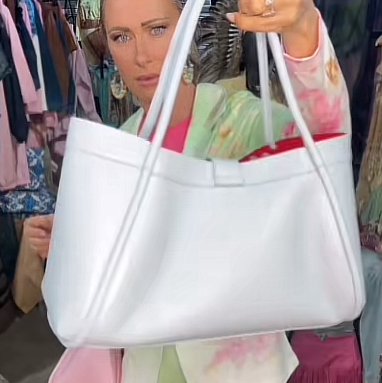 SAC A MAIN 5934 L’élégance intemporelle ces  sacs présentent un design radicalement différent : un cuir grainé, une forme trapèze souple, une fermeture par bride centrale avec un fermoir rotatif métallique et un intérieur contrasté    42cmL/24cmH/18cmP