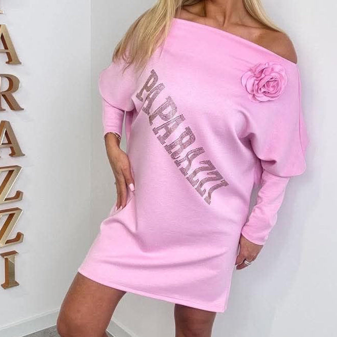 PAPARAZZI 799  robe tunique glamour à épaules dénudées : coupe over size confortable, détails fleur 3d élégante et logo strass scintillant – le look chic et féminin indispensable pour rayonner cette saison !