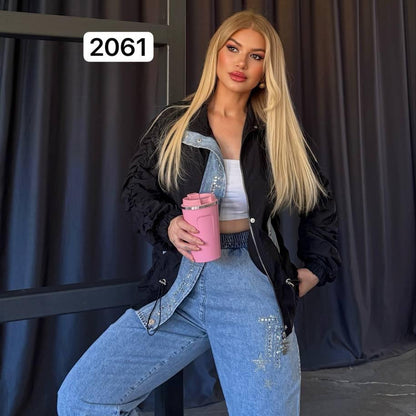 Ensemble denim 2061 – Tatu Fashion deux pièces femme avec veste bomber marron à empiècements jean et pantalon jogger en denim clair, détails brillants pour un look streetwear original
