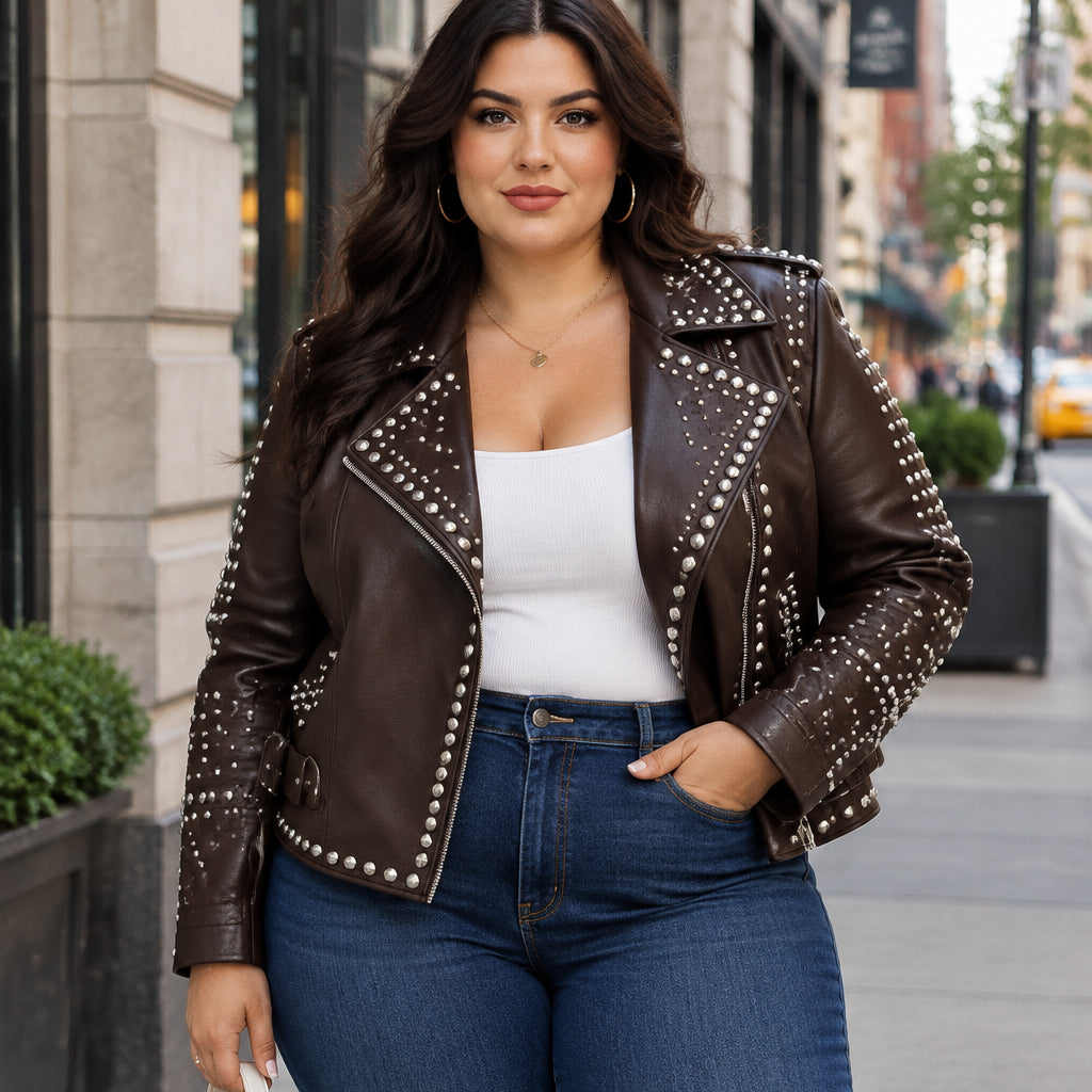 Perfecto clouté LR2977 – blouson biker femme marron foncé en similicuir avec clous argentés, fermeture zippée asymétrique et ceinture à boucle, style rock chic pour l&