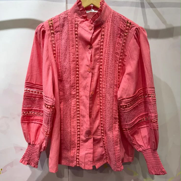 Chemisier dentelle B10138 – blouse femme bohème chic à col montant volanté, broderie anglaise et empiècements ajourés, manches longues bouffantes et poignets smockés