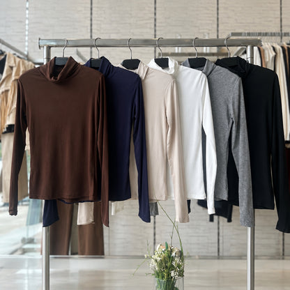 Top seconde peau A64447 / A65952 – haut femme ajusté à manches longues en matière extensible, col montant ou rond selon modèle, pièce de superposition pour l&