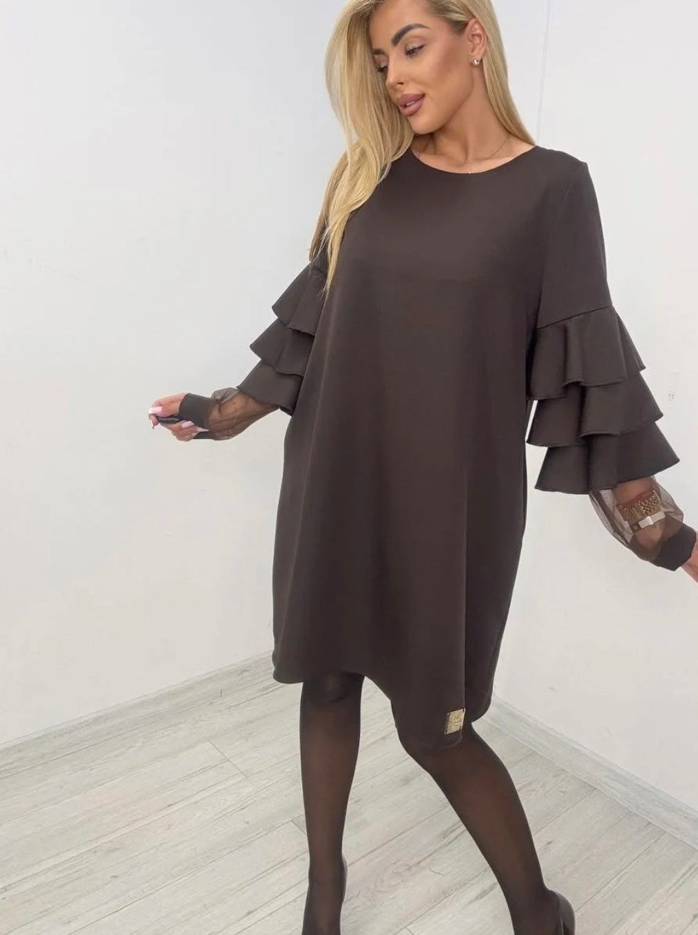 1234 PAPARAZZI  Robe ou tunique simple avec des volants au 3/4 des manches qui se terminent en tulle jusqu’au poignet.ceinture comprise à mettre ou pas