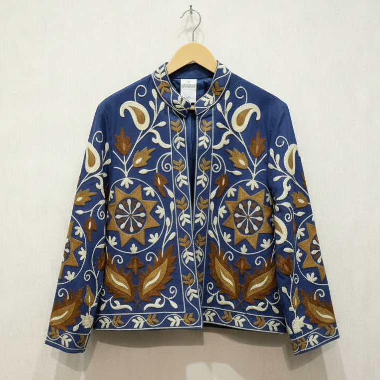 Veste brodée A8454 – veste courte femme à motifs floraux et arabesques en relief, nuances ivoire bronze et turquoise, tissu structuré aspect suédé, pièce bohème chic pour une tenue originale