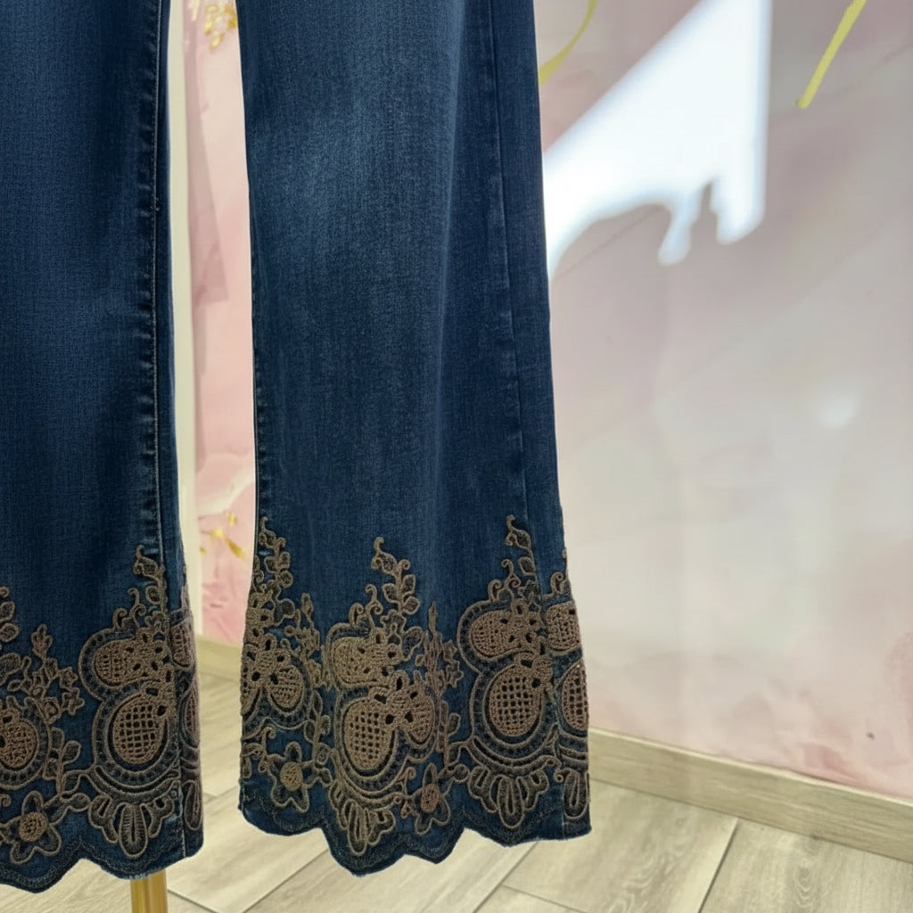 Jean brodé B6213 – jean femme bleu foncé en denim brut, coupe large taille haute et broderies florales dorées au bas des jambes, détails festonnés pour une silhouette bohème chic originale
