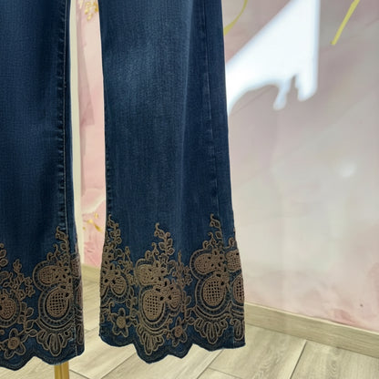 Jean brodé B6213 – jean femme bleu foncé en denim brut, coupe large taille haute et broderies florales dorées au bas des jambes, détails festonnés pour une silhouette bohème chic originale