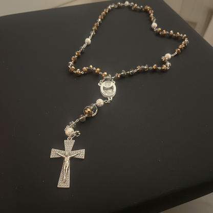 chapelet en acier inoxydable argenté avec magnifiques perles marron cuivre, médaille de la vierge sertie contenant de l&