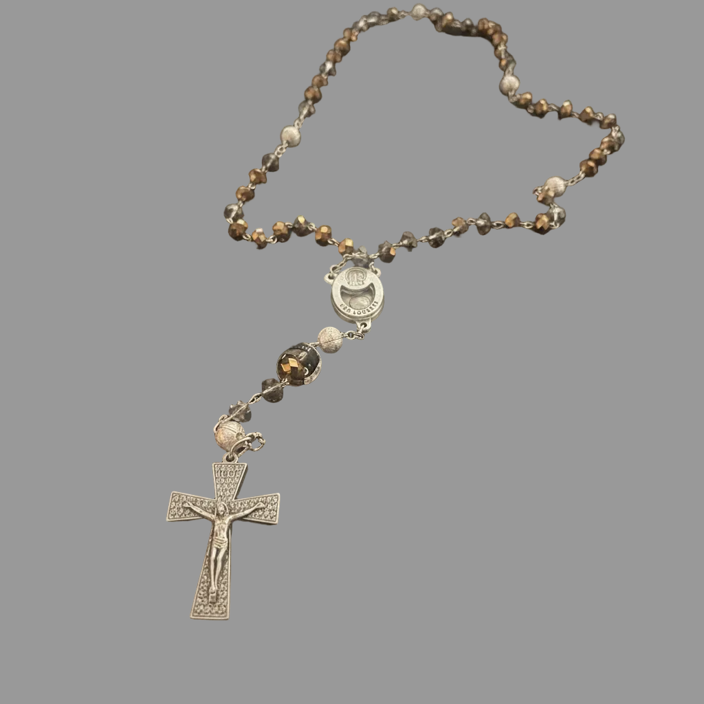 chapelet en acier inoxydable argenté avec magnifiques perles marron cuivre, médaille de la vierge sertie contenant de l&