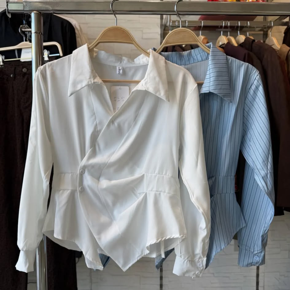 Chemise drapée L5880 – chemisier femme cache-cœur plissé à col classique, manches longues et taille cintrée, style chic pour le bureau et les sorties à associer avec un pantalon droit ou une jupe pour une silhouette habillée et moderne